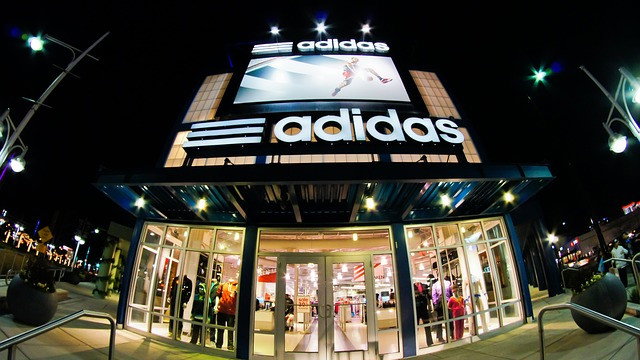 Immagine di Lionel Messi e Bad Bunny collaborano con Adidas, in arrivo le nuove Gazelle Indoor