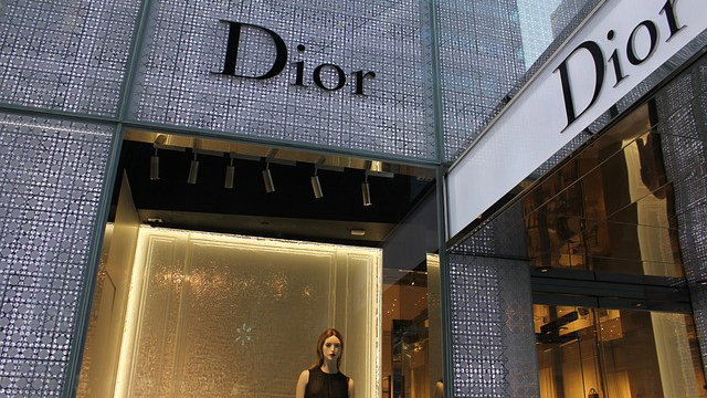 Immagine di Lewis Hamilton e Dior lanciano le Sneakers realizzate in Italia (da 1400 dollari)