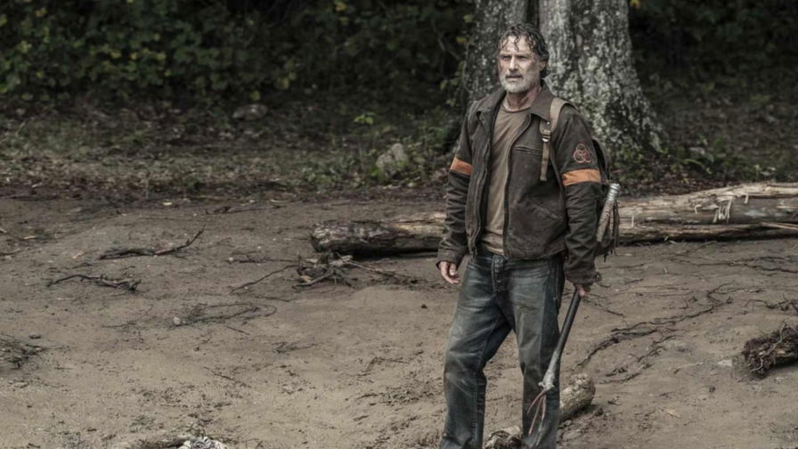 The Walking Dead - Rick in piedi in mezzo a della boscaglia