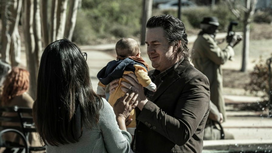 The Walking Dead - Eugene prende in braccio la figlia Rosie