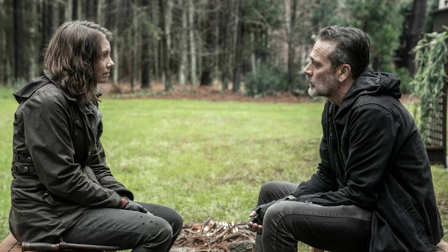 The Walking Dead - Maggie e Negan seduti una di fronte all'altro