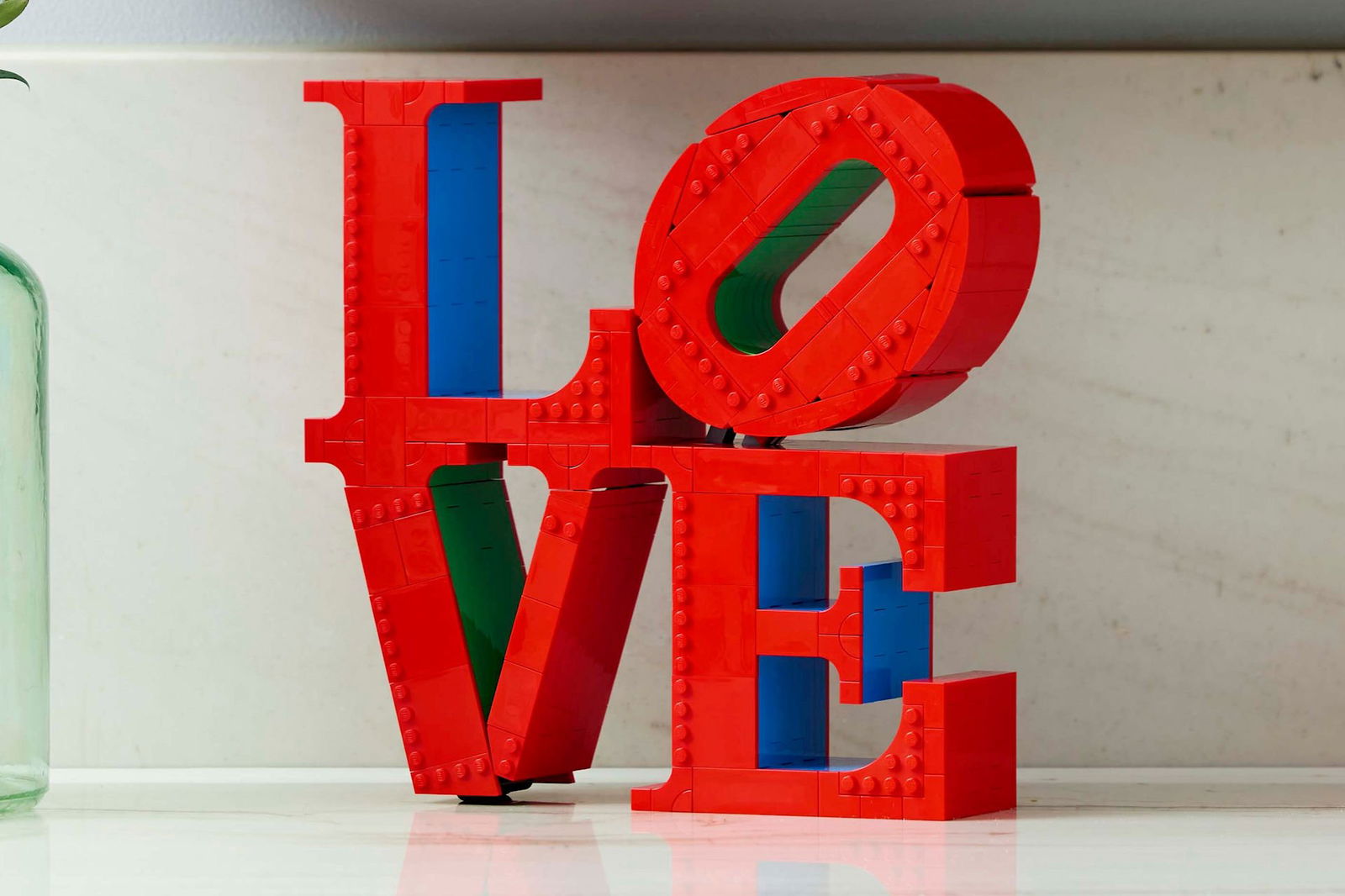 Immagine di Mattoncini d'amore: la scultura LEGO Art LOVE