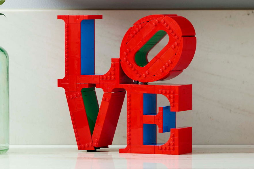 Mattoncini d'amore: la scultura LEGO Art LOVE