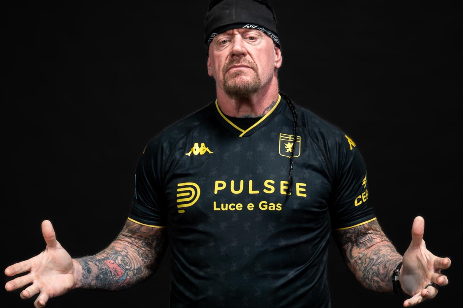 Immagine di Dalla WWE al Calcio: Undertaker indossa la maglia del Genoa