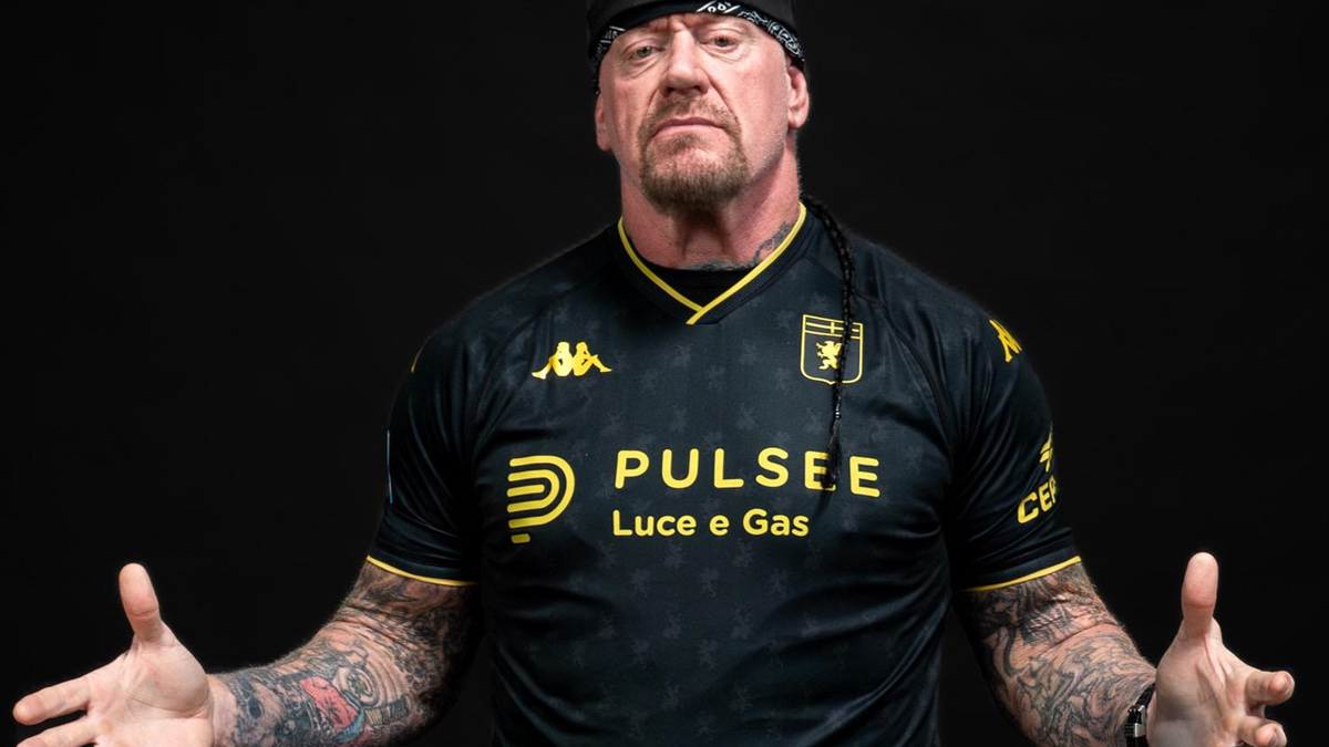 Immagine di Dalla WWE al Calcio: Undertaker indossa la maglia del Genoa