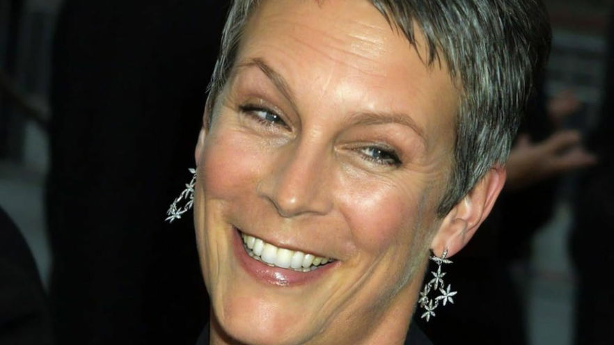 Buon Compleanno a Jamie Lee Curtis! Celebriamo la "regina dell'urlo" con le sue memorabili interpretazioni oltre l'horror