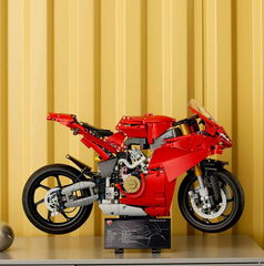 Copertina di Nuova sfida LEGO Technic: ecco la nuova Ducati Panigale V4 S