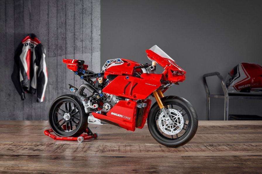 LEGO Technic 42107 Ducati Panigale V4 R