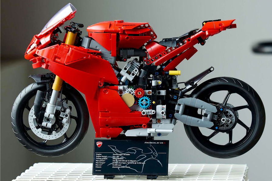 LEGO Technic 42202 Ducati Panigale V4 S