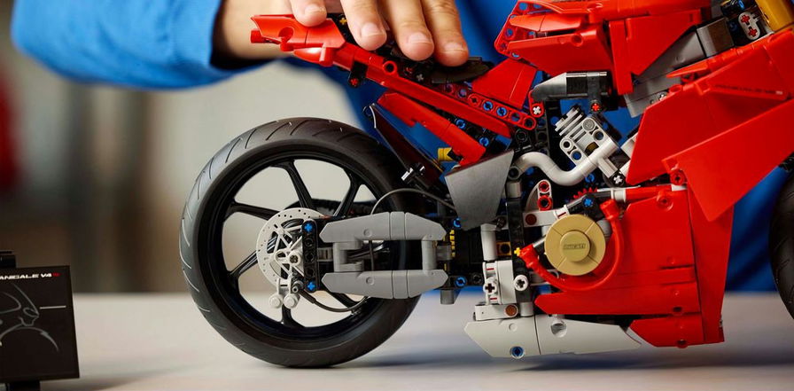 LEGO Technic 42202 Ducati Panigale V4 S