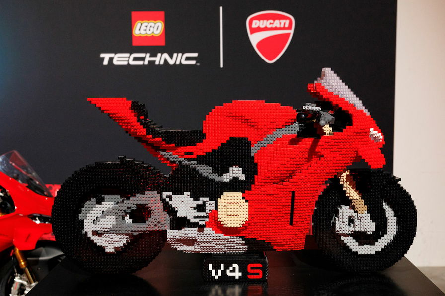 Presentata a 'Campioni in festa' la Panigale V4S LEGO Technic