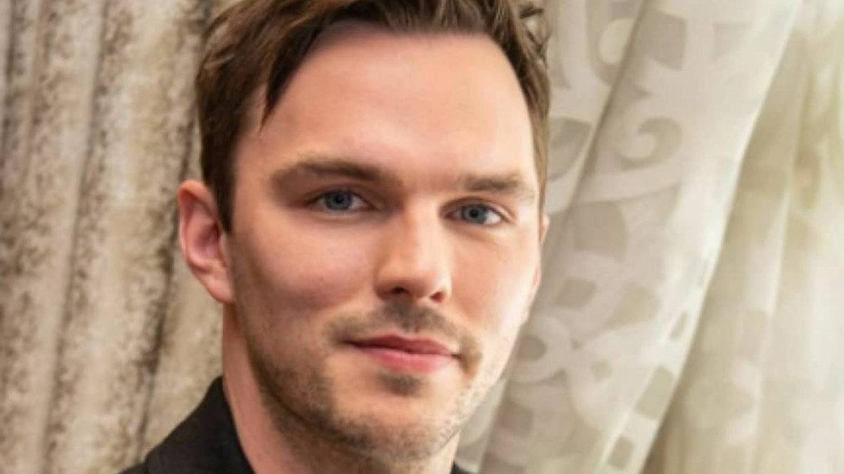 Immagine di Buon Compleanno, Nicholas Hoult! Da Zombie innamorato a Bestia Mutante, le 6 interpretazioni da non perdere