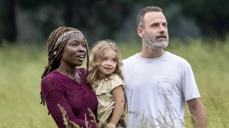 The Walking Dead - Michonne, Judith e Rick in mezzo a un prato