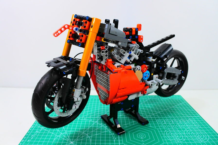 LEGO Technic Ducati Panigale V4 S: la recensione