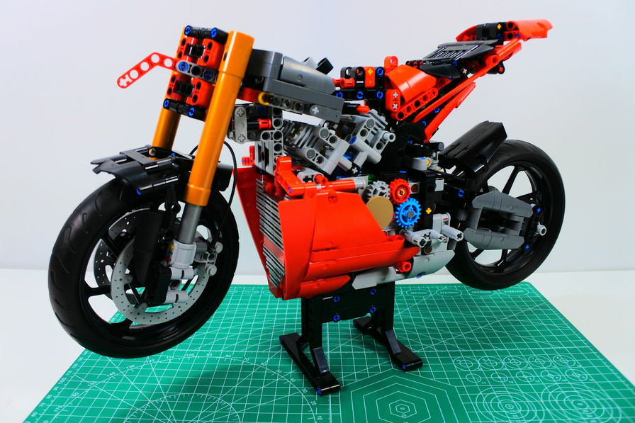 LEGO Technic Ducati Panigale V4 S: la recensione