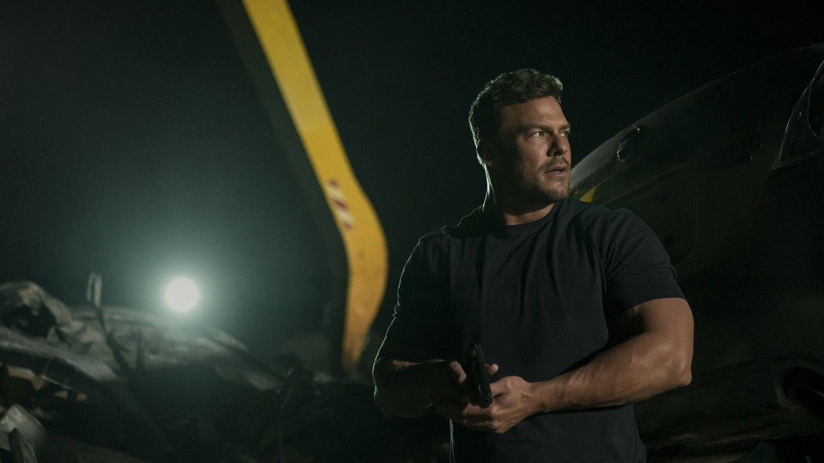 Immagine di Quale libro adatterà la stagione 4 di Reacher? Alan Ritchson sceglierebbe questo
