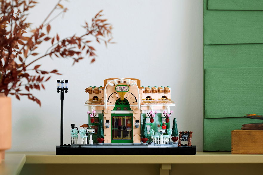 Il fascino di Parigi nel nuovo set LEGO French Café