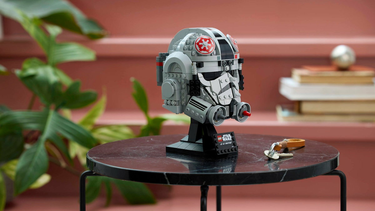 Immagine di Da Hoth al salotto: l'elmo AT-AT di LEGO