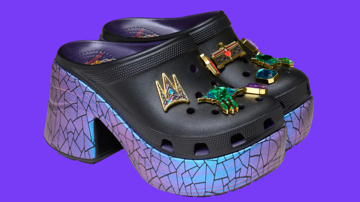 Immagine di Crocs x Disney: arrivano le scarpe dedicate alla Regina Cattiva di Biancaneve
