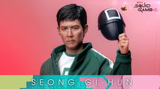 Copertina di Squid Game: Seong Gi-hun pronto a giocare nella nuova action doll di Hot Toys