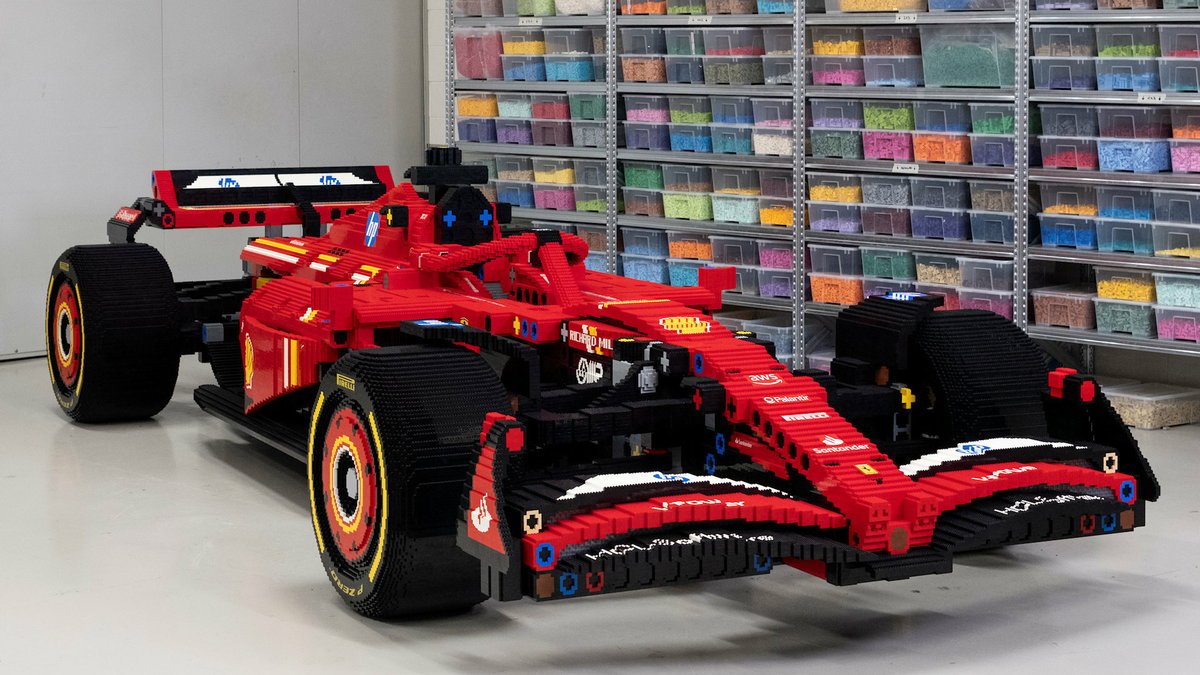 Immagine di LEGO Ferrari SF-24 grandezza naturale: LEGO sorprende Milano