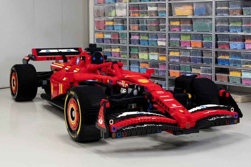 LEGO porta a Milano la Ferrari SF-24 Technic in scala naturale