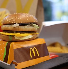 Copertina di McDonald's a tema Minecraft, la promozione per il film
