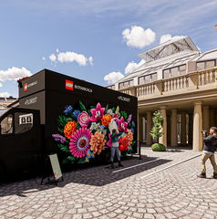 Copertina di Milano: Arriva la 'serra' pop-up di fiori Lego