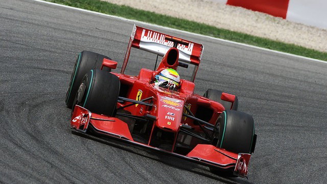 Immagine di Lewis Hamilton è l'uomo copertina di EA Sports F1 25 Iconic Edition