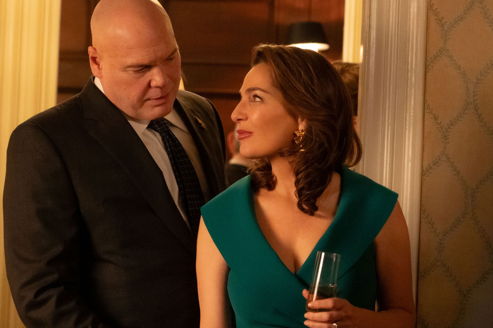 Daredevil: Rinascita, cosa nasconde quel particolare della giacca di Kingpin?