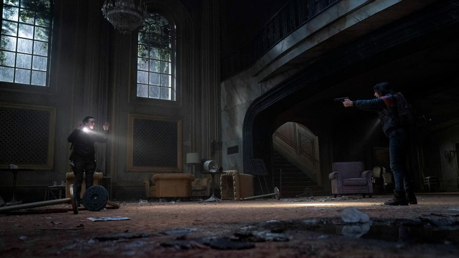 The Last of Us - Dina punta la pistola a Ellie
