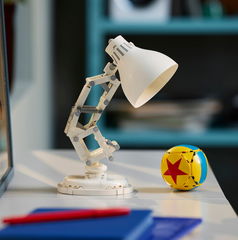 Copertina di Luxo Jr diventa realtà con il nuovo set LEGO Ideas