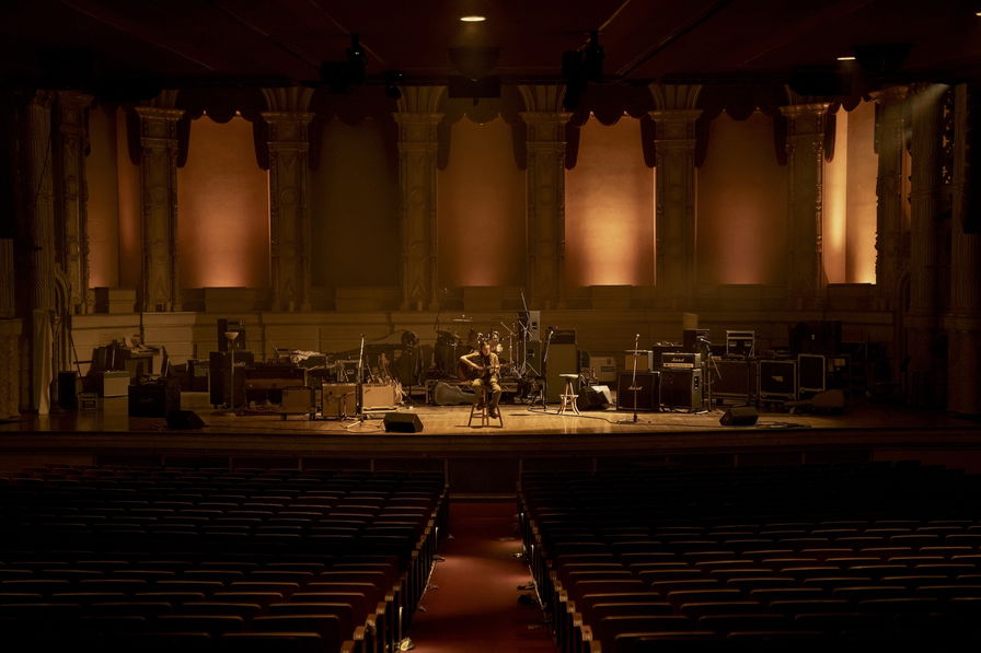 The Last of Us - Il Pinnacle Theater illuminato con Ellie sul palco