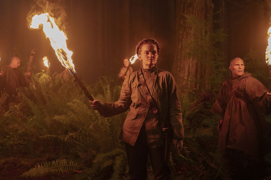 The Last of Us - Dei Serafiti nei boschi con delle torce in mano