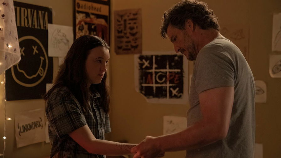 The Last of Us: Joel guarda il tatuaggio sul braccio di Ellie