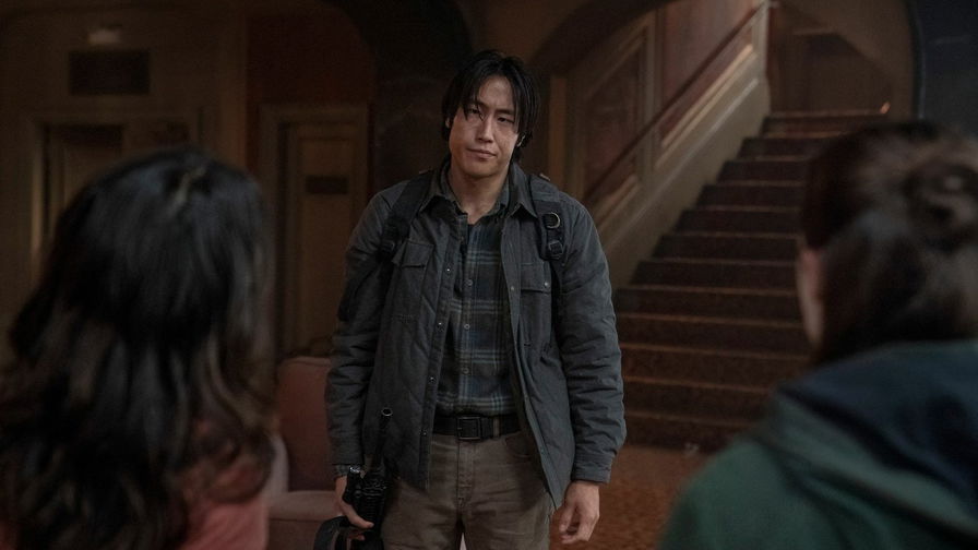 The Last of Us - Jesse guarda Dina ed Ellie mostrate di spalle