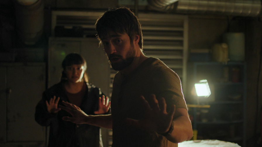 The Last of Us - Mel e Owen con le mani alzate