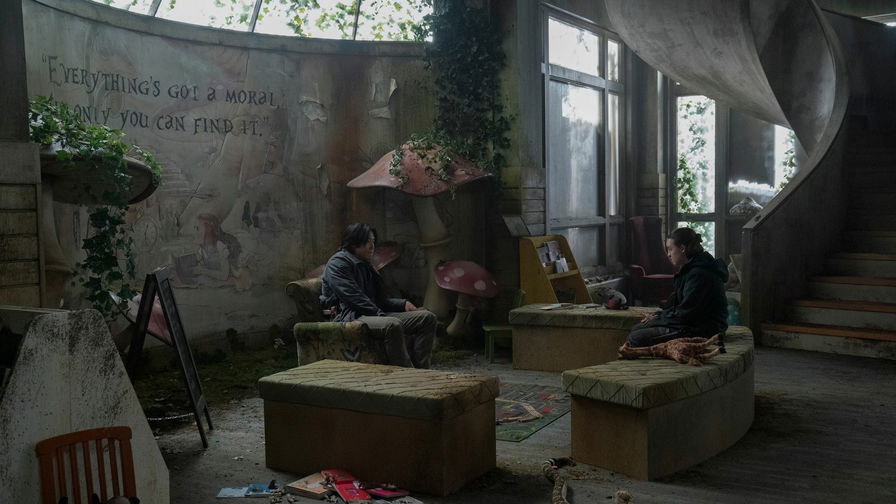 The Last of Us - Jesse ed Ellie seduti uno di fronte all'altra