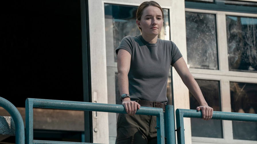 The Last of Us - Abby in piedi davanti a una ringhiera