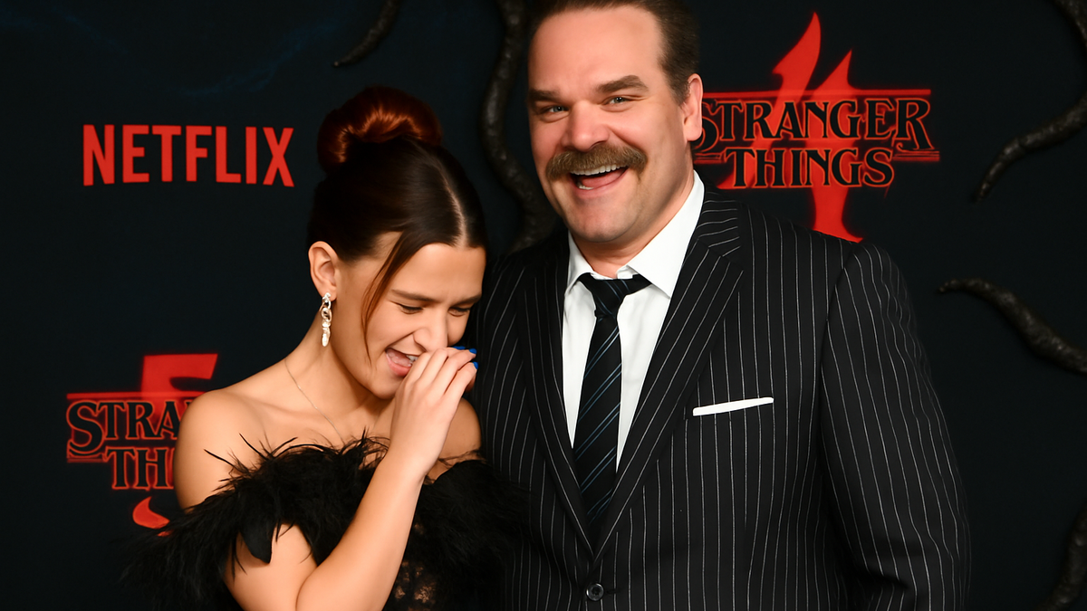 Immagine di Millie Bobby Brown e David Harbour ridono insieme