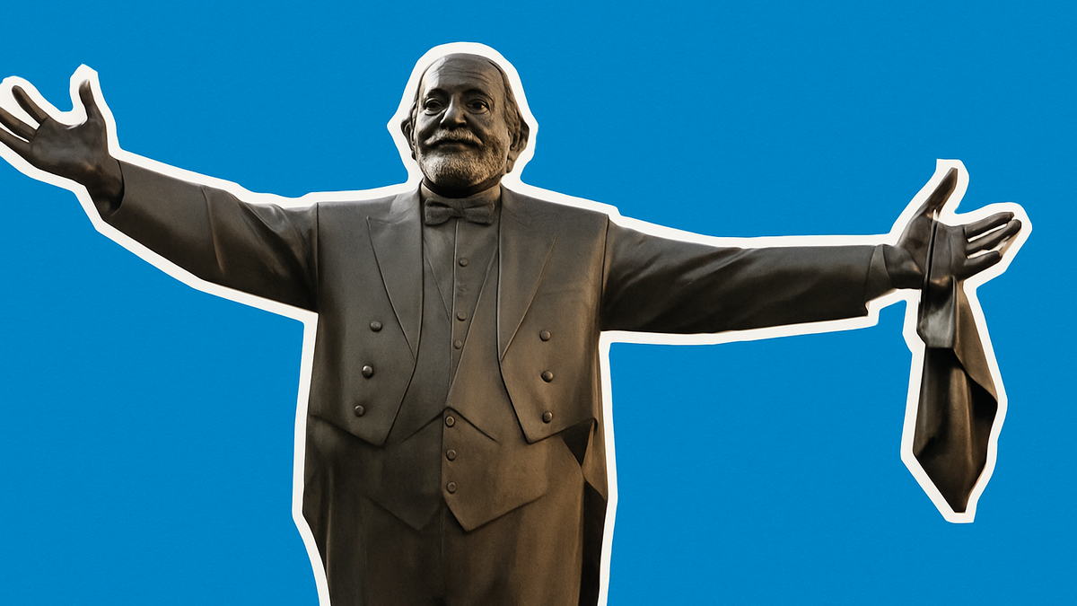 Immagine di Statua di Pavarotti bloccata nel ghiaccio fa scandalo