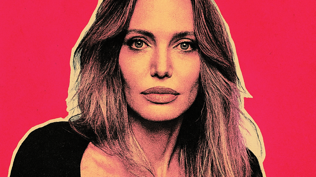 Immagine di Angelina Jolie mostra le cicatrici della mastectomia