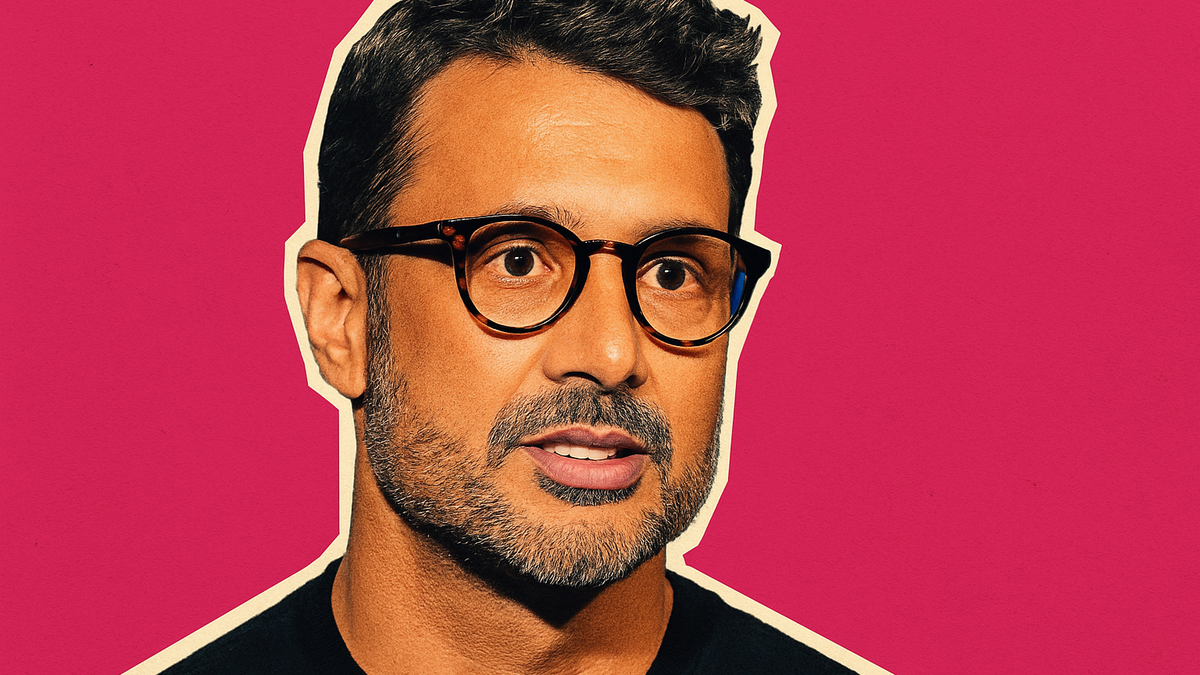 Immagine di Fabrizio Corona, social riattivati: caos e mossa Mediaset