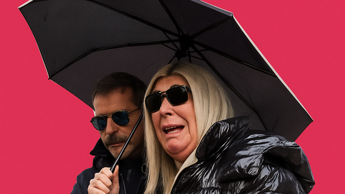Immagine di Giada De Blanck tiene l'urna di mamma Patrizia