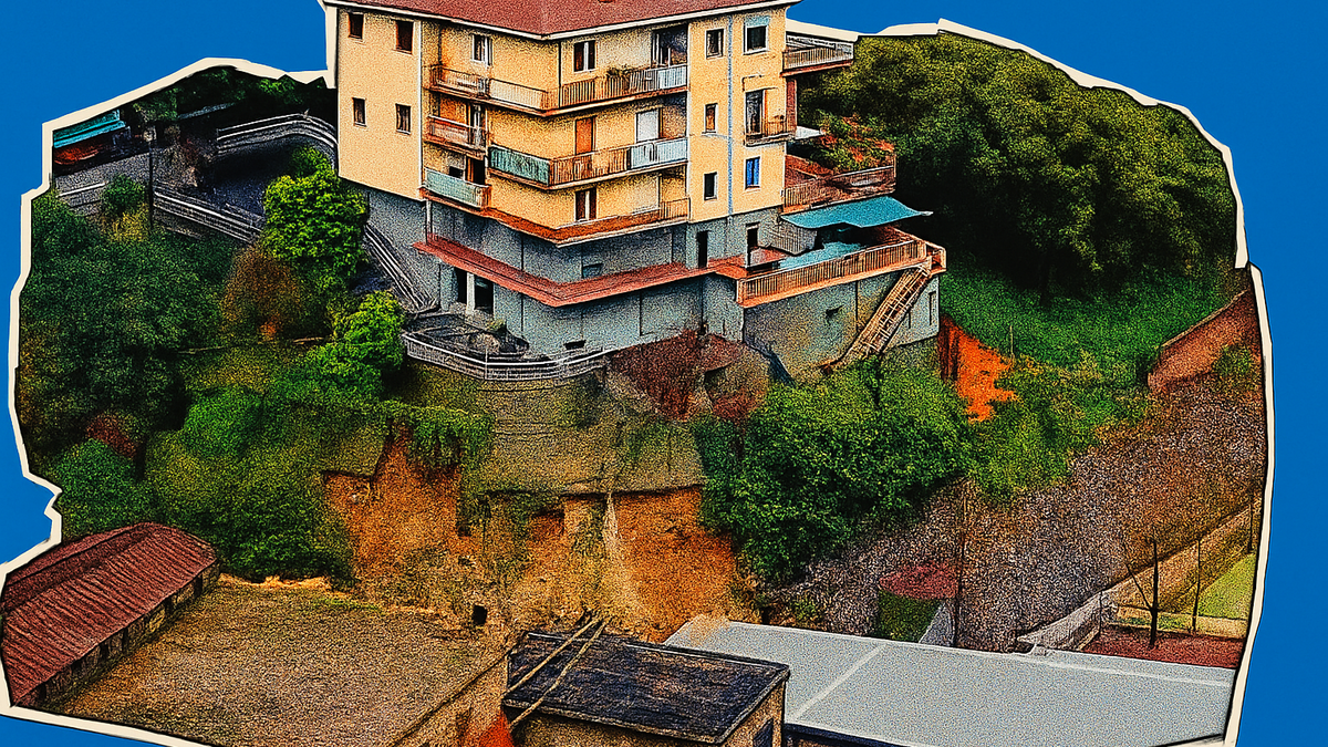 Immagine di Genova, crolla un muraglione: stabile evacuato