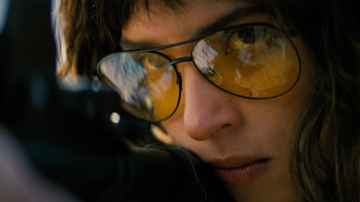 Immagine di Onslaught: Adria Arjona protegge la figlia dai supersoldati nel nuovo trailer