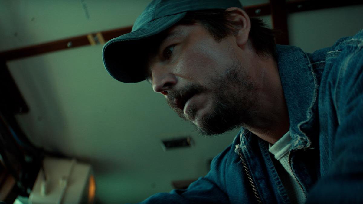 Immagine di Below: Josh Hartnett contro una creatura marina nel thriller Netflix ambientato a Terranova