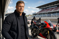 Copertina di Alan Ritchson: rapine, MotoGP e un fratello creduto morto nel thriller Netflix