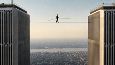 Copertina di 52 anni fa Philippe Petit camminò su un cavo tra le Twin Towers di New York