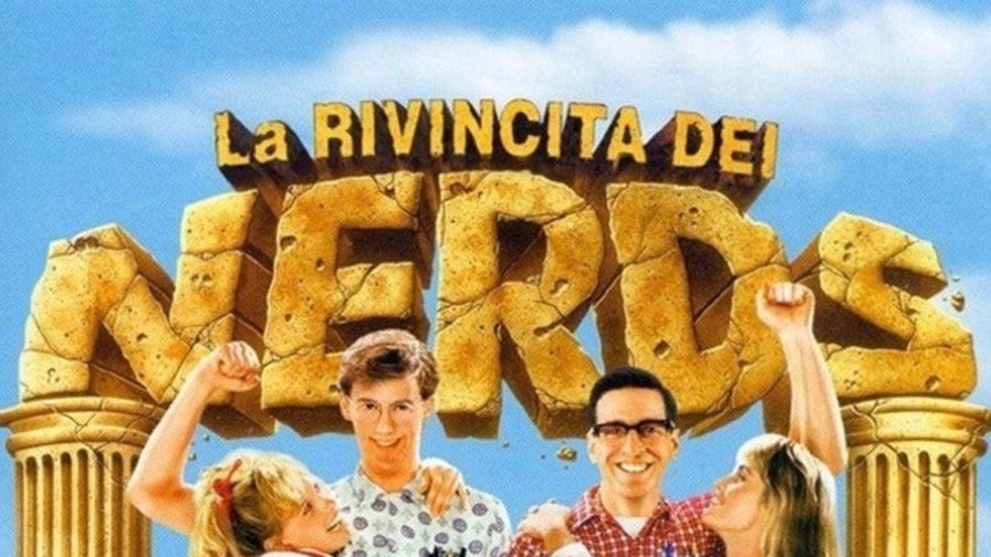 Due studenti con gli occhiali fra cheerleader e giocatori in divisa rossa